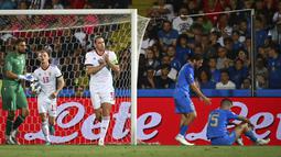 Pemain Hungaria Adam Szalai melakukan selebrasi usai gol bunuh diri pemain Italia Gianluca Mancini pada grup A3 UEFA Nations League di stadion Dino Manuzzi di Cesena, Italia, Rabu (8/6/2022). Italia menang tipis atas Hungaria 2-1. (Massimo Paolone/LaPresse via AP)