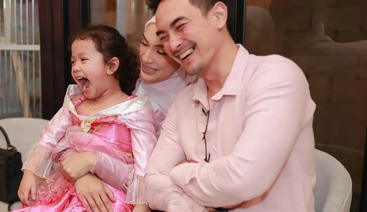 Putri Zulhas sendiri kenakan kemeja pink satin dengan celana panjang dan hijab chiffon pink pastel [@putri_zulhas]