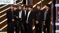 BTS saat menerima penghargaan di Billboard Music Awards 2017.