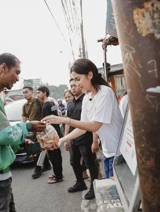 Keduanya juga tampil apa adanya dengan membiarkan rambut panjang mereka tergerai. Bagaimana menurutmu, Sahabat FIMELA? [Foto: Instagram/rachelvennya]