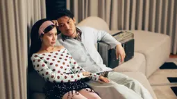 Pemotretan ini dilakukan di daerah Menteng, Jakarta. Foto Hanggini dan Luthfi Aulia ini romantis sekaligus bikin gemas karena Lutfhi berpose melihat sang istri. Meski dengan ekspresi datar, Hanggini tetap cantik. Foto tersebut diabadikan oleh fotografer Jatidiri Ono. Tak hanya foto ketika berdua, Hanggini dan Luthfi Aulia juga punya sesi pemotretannya sendiri. (Liputan6.com/IG/@hanggini)