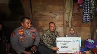 Andini (kanan) mendapat bantuan pendidikan hingga S1 dari YBM PLN. (Liputan6.com/M Syukur)