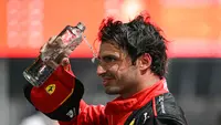 Selebrasi pembalap Scuderia Ferarri, Carlos Sainz usai menjadi juara pada GP Singapura, Formula 1 2023, di Sirkuit Marina Bay, Singapura, Minggu (17/9/2023) malam WIB. (AFP/Mohd Rahsan)