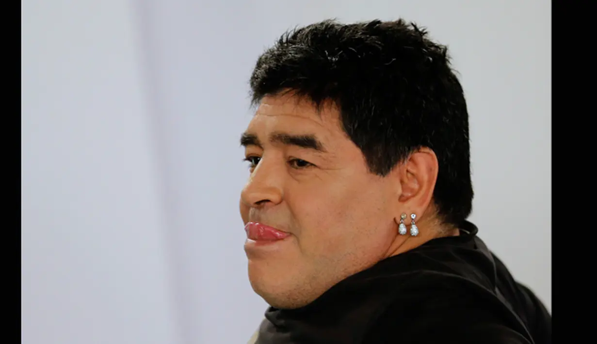Dalam sebuah acara televisi The Zurda di Caracas, terlihat perubahan pada wajah Diego Armando Maradona. Foto diambil pada 1 Maret 2015. (REUTERS/Jorge Silva)