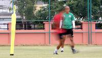Asisten pelatih Timnas Indonesia U-20, Nova Arianto saat sesi latihan di Lapangan THOR, Surabaya, Kamis (15/9/2022). (Bola.com/Ikhwan Yanuar)