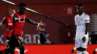 Striker Real Mallorca Lago Junior merayakan gol ke gawang Real Madrid pada laga La Liga di Estadi de Son Moix, Sabtu (19/20/2019) atau Minggu dini hari WIB. (Twitter)