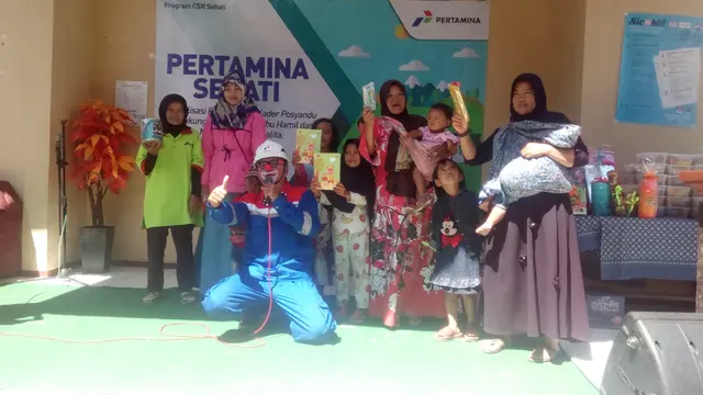 Badut lawak  tengah membagikan bingkisan buat warga