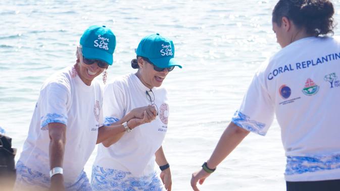 Direktur IMF Christine Lagarde dan Menkeu Sri Mulyani melakukan penanaman terumbu karang di Bali. Dok: Merdeka