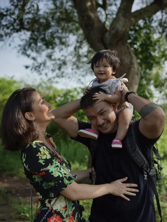 Pasangan yang menikah 24 Agustus 2013 ini kerap memamerkan keharmonisannya melalui akun media sosial. Mereka kerap menjalani pemotretan keluarga dengan berbagai konsep. (Foto: instagram.com/riodewanto)