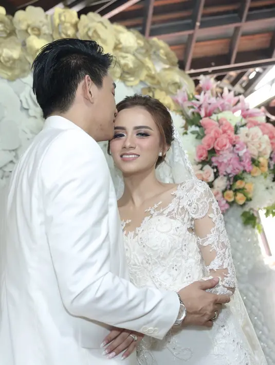 Meski ini merupakan pernikahan keduanya, Ifan mengaku masih merasakan deg-degan saat akan menjalankan ijab kabul. Ia mengaku bahwa malam harinya sudah latihan. (Galih W. Satria/Bintang.com)