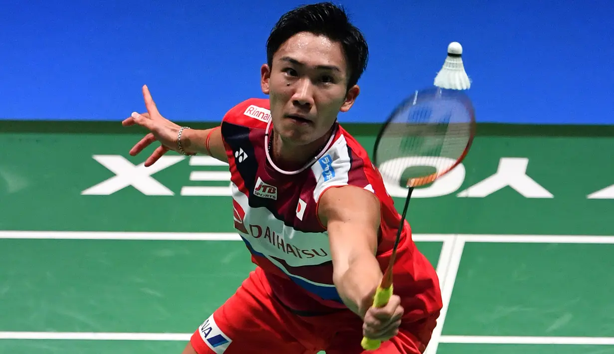 Tunggal putra Jepang, Kento Momota berupaya mengembalikan kok ke tunggal putra Indonesia, Anthony Sinisuka Ginting pada babak perempat final Jepang Terbuka 2019 di Tokyo, Jumat (26/7/2019). Anthony Ginting tersingkir setelah kalah dengan skor 13-21, 22-20 dan 15-21. (TOSHIFUMI KITAMURA/AFP)