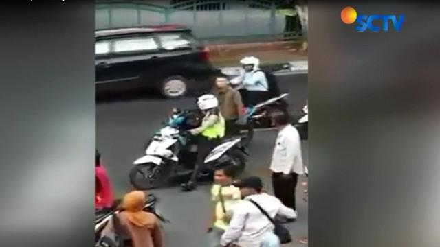 Dengan arogan oknum anggota TNI itu kemudian memukul kepala polisi. Insiden tersebut terjadi di Kota Pekanbaru, Riau dan sempat  viral. 