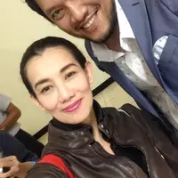 Reza Artamevia bersama kuasa hukumnya, Ramdan Alamsyah tersenyum usai permohonan rehabilitasi dikabulkan. (via Path Ramdan Alamsyah)