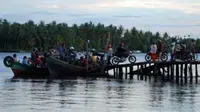 Rakit penyeberangan mengangkut sejumlah kendaraan bermotor di Sungai Seruyan, Kalteng. Rakit menjadi sarana transportasi utama masyarakat untuk bepergian keluar daerah.(Antara) 