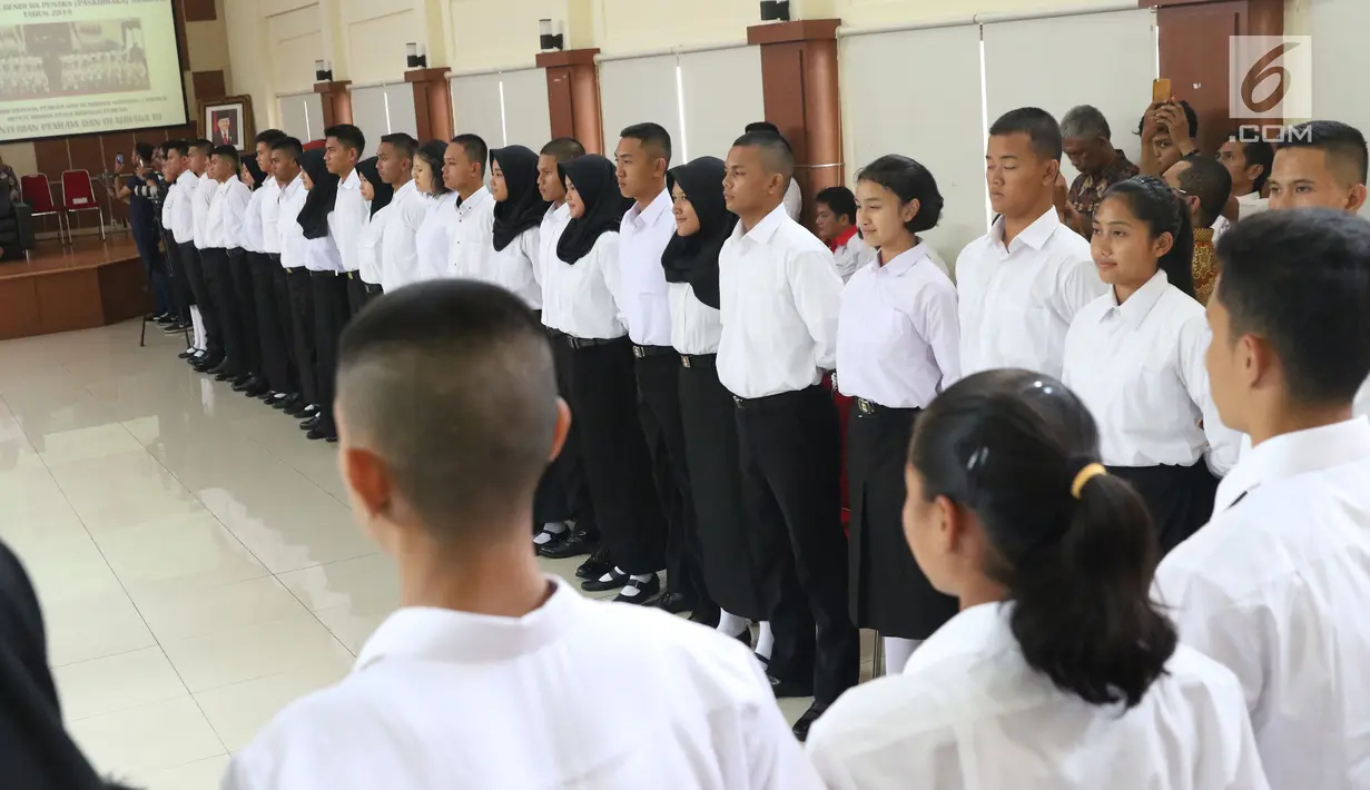 Peserta Diklat Paskibraka Nasional 2018 saat upacara peresmian di Wisma Soegondo Cibubur, Jakarta, Kamis (26/7). Diklat diikuti 68 siswa terbaik dari 34 provinsi di Indonesia. (Liputan6.com/Helmi Fithriansyah)