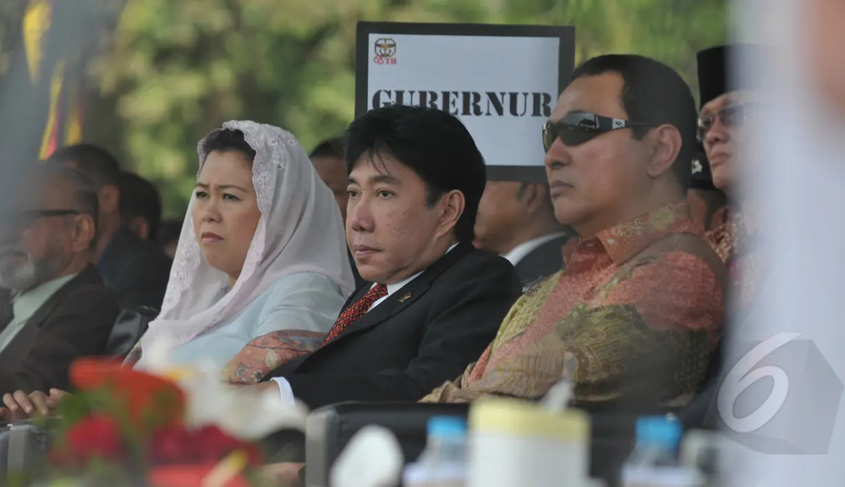 Tommy duduk bersebelahan dengan Guruh Soekarno Putra saat menghadiri perayaan HUT ke-63 Kopassus , Jakarta, Rabu (29/4/2015). Tampak pula Yenny Wahid dalam deretan bangku mereka. (Liputan6.com/Herman Zakharia)