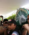 Hiruk pikuk saat jenazah Pepeng akan disholatkan. (Galih W Satria/Bintang.com)