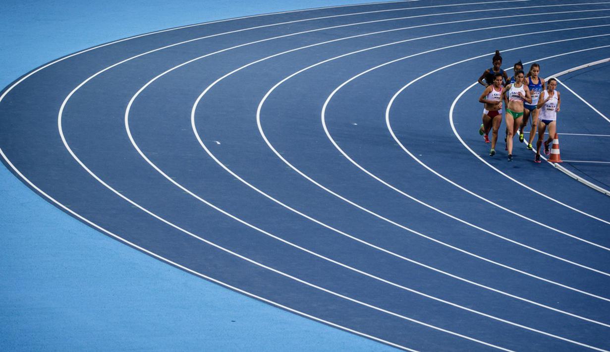 Atlet berlomba di nomor final lari 5000 m Ibero-American Athletics Championships yang merupakan test event untuk Olimpiade Rio 2016 di Stadion Olimpiade, Rio de Janeiro, Brasil, (16/5/2016). (AFP/Yasuyoshi Chiba)
