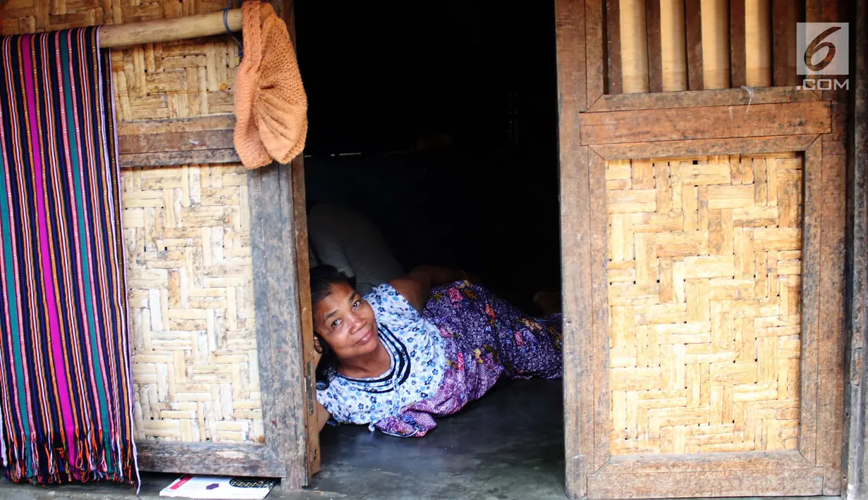 Uniknya, warga desa mempunyai tradisi yang khas yaitu mengepel lantai dengan menggunakan kotoran kerbau. Jaman dahulu ketika belum ada plester semen, orang Sasak Sade mengoleskan kotoran kerbau di alas rumah. (Liputan6.com/Angga Yuniar)