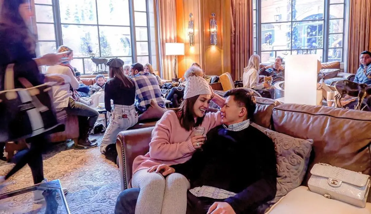 Perempuan kelahiran 23 Juni 1987 sangat kompak di berbagai kesempatan dengan suaminya. Shandy dan David begitu menikmati masa liburannya di St Regis, Aspen. Mereka yang saling tatap membuat keduanya terlihat begitu romantis. (Liputan6.com/IG/@shandyaulia)
