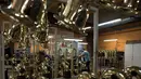 Seorang pekerja mengumpulkan saksofon di pabrik Selmer Saxophone di Mantes-la-Ville, Prancis (17/1). Saxophone"' adalah instrumen yang masih tergolong dalam aerophone, single-reed woodwind woodwind instrument. (AFP Photo/Alain Jocard)