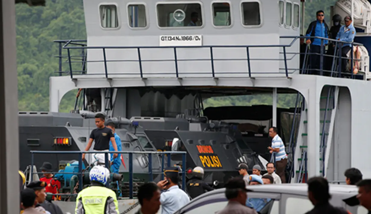 Kendaraan lapis baja yang membawa dua tahanan terpidana mati asal Australia di Nusakambangan, Cilacap, Jawa Tengah, (4/3/2015). Dua terpidana mati penyelundup narkoba asal Australia sedang dipindahkan untuk menjalani eksekusi.  (Reuters/Darren Whiteside)