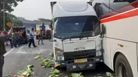 Sebuah bus Primajasa terlibat kecelakaan di Tol Cipularang Km 85 arah Jakarta, daerah Purwakarta, Jawa Barat, Rabu (10/7/2024) sore. Akibat kejadian tersebut, ada sejumlah mobil terkena imbasnya. (Foto: Istimewa).