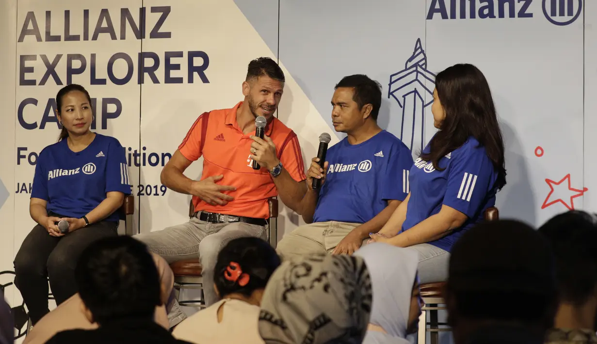 Legenda Bayern Munchen, Martin Demichelis, memberikan keterangan saat jumpa pers di Kawasan Kuningan, Jakarta, Senin (24/6/2019). Delapan anak Indonesia terpilih untuk mengikuti Allianz Explorer Camp 2019 di Jerman dan Singapura. (Bola.com/M Iqbal Ichsan)
