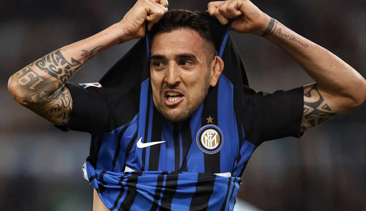 Gelandang Inter Milan, Matias Vecino, merayakan gol yang dicetaknya ke gawang Lazio pada laga Serie A Italia di Stadion Olimpico, Roma, Minggu (20/5/2018). Lazio kalah 2-3 dari Inter. (AP/Giuseppe Lami)