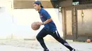 Dude Harlino kerap mengajak istri dan anak-anaknya untuk berolahraga. Mulai dari jalan di pagi hari hingga bermain basket. Dalam kesempatan ini, pria kelahiran 2 Desember 1980 tersebut tengah asyik menggiring bola basket. Dengan balutan pakaian sporty, Dude tampil penuh energi. (Liputan6.com/IG/@dude2harlino)