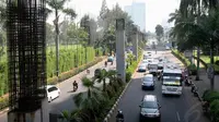 Sejumlah kendaraan melintas di antara tiang monorel di kawasan Senayan, Jakarta, Rabu (2/7/14). (Liputan6.com/Faizal Fanani)