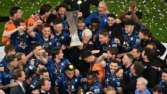 Tawa Riang Atalanta Angkat Trofi Liga Europa