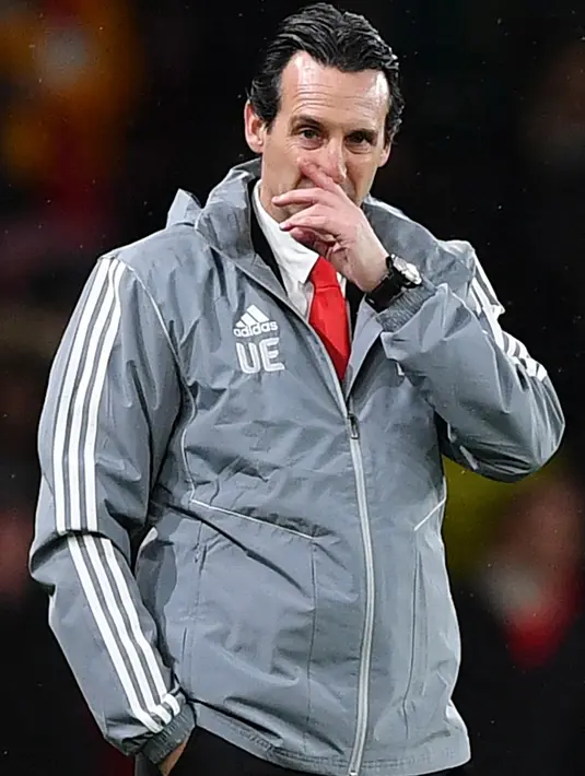 Ekspresi Manajer Arsenal Unai Emery saat menyaksikan anak asuhnya bertanding melawan Eintracht Frankfurt pada pertandingan Liga Eropa di Stadion Emirates, London, Inggris, 28 November 2019. Kekalahan Arsenal di Liga Europa mempercepat proses pemecatan Emery. (DANIEL LEAL-OLIVAS/AFP)