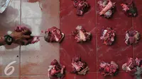 Panitia pemotongan daging kurban memilah sejumlah daging yang akan dibagikan kepada warga di masjid At-Tawwabin, Pemukiman Kampung Pulo, Jakarta, Kamis (24/9/2015). (Liputan6.com/Andrian M Tunay)