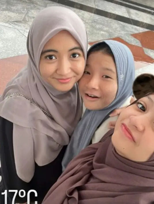 Momen selama Arafah dan Halda berada di Tanah Suci ini pun menjadi sorotan netizen. Terlebih, keduanya juga turut memerlihatkan kondisi cuaca yang ada di Tanah Suci selama umroh. (Liputan6.com/IG/@arafahrianti)