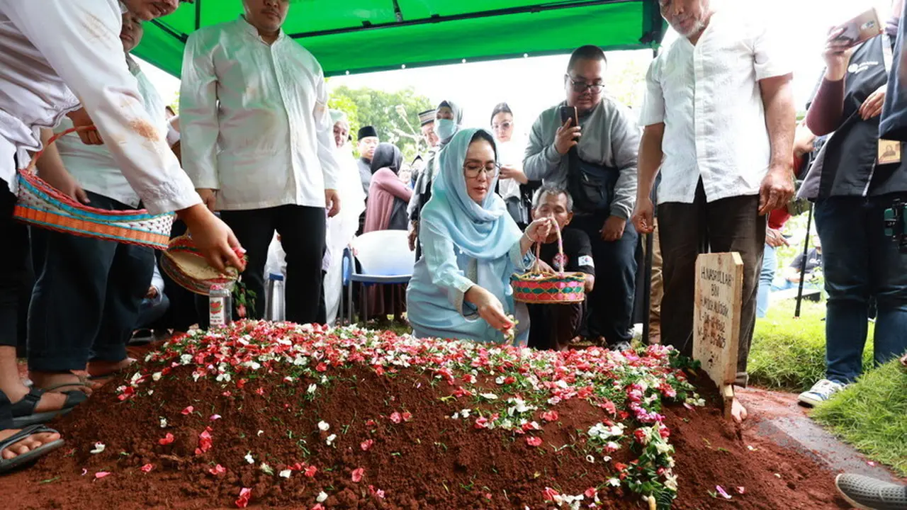 Rieke Diah Pitaloka di Pemakaman Mat Solar