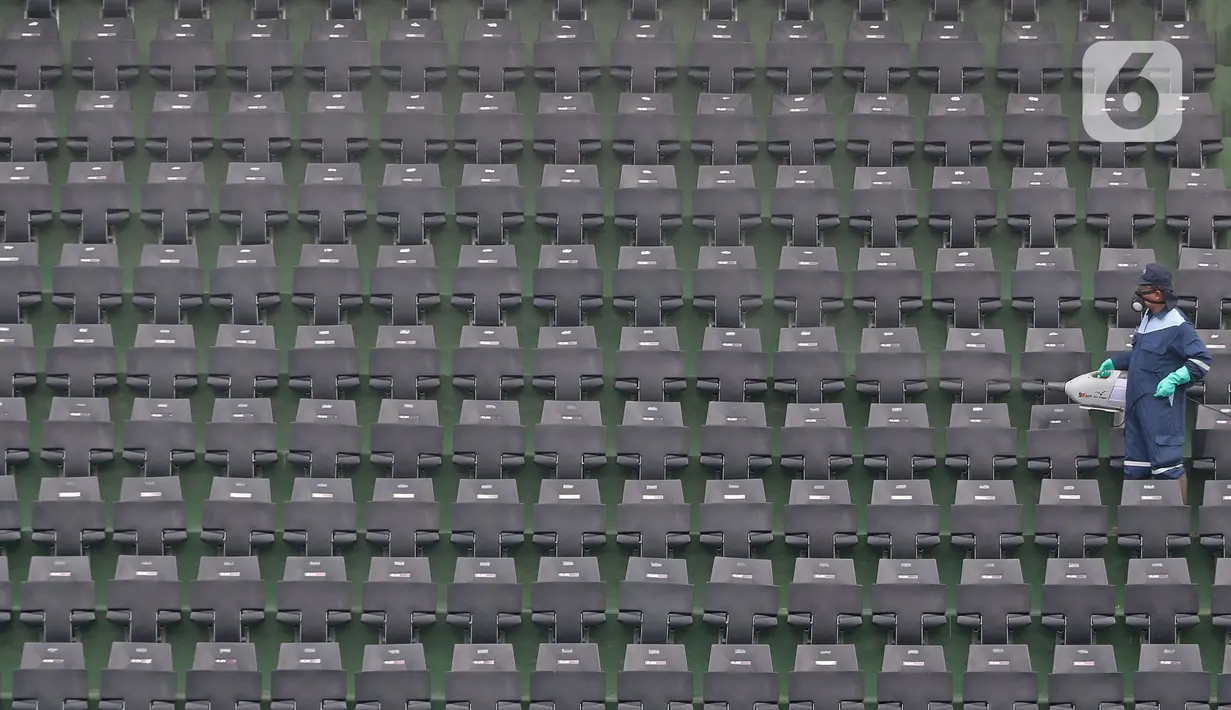 Petugas menyemprotkan cairan disinfektan pada bangku penonton di Lapangan Tennis Outdoor, Kompleks Olahraga GBK (Gelora Bung Karno), Senayan, Jakarta, Kamis (19/3/2020). Penyemprotan untuk mencegah penyebaran Virus Corona Covid-19 di Lingkungan Kompleks Olahraga GBK. (Liputan6.com/Herman Zakharia)