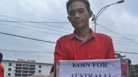 Salah satu mahasiswa di Malang, Jawa Timur, yang menggelar aksi penggalangan koin untuk Australia. (Liputan6.com/Zainul Arifin)
