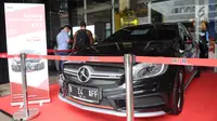 Mobil mewah milik terpidana korupsi yang dilelang KPK saat peringatan Hari Anti Korupsi Sedunia di Jakarta, Selasa (4/12). Mobil Mercedes Benz milik Ali Sadli yang juga auditor BPK bernilai Nilai limit mobil ini Rp 821 juta. (Liputan6.com/Angga Yuniar)