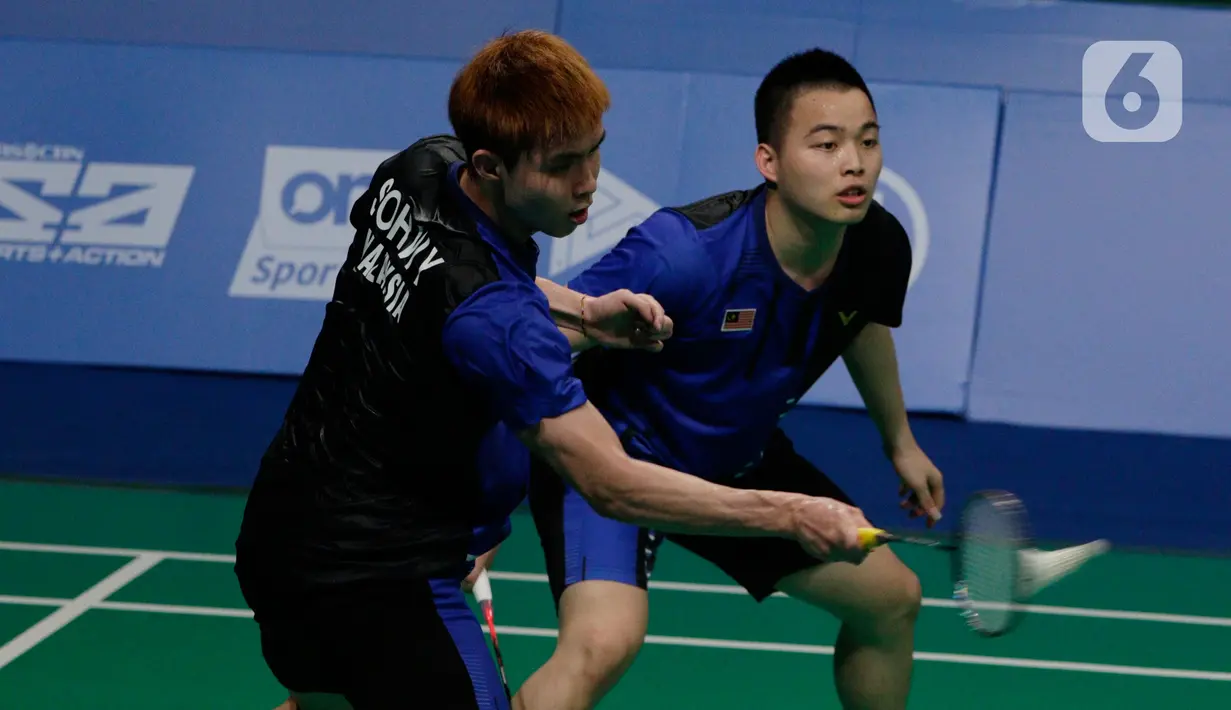 Ganda putra Malaysia, Aaron Chia / Soh Wooi Yik, mengembalikan kok saat melawan Fajar Alfian/Muhammad Rian Ardianto pada final bulutangkis beregu putra SEA Games 2019 di Multinlupa Sport Center, Rabu (4/12/2019). Fajar / Rian kalah 17-21 dan 13-21. (Bola.com/M Iqbal Ichsan)