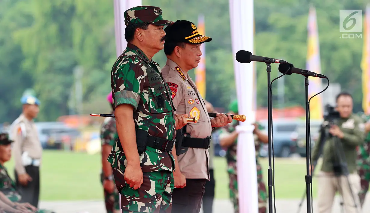 Panglima TNI Marsekal Hadi Tjahjanto dan Kapolri Jenderal Tito Karnavian memimpin Apel Kesiapan Natal, Tahun Baru 2019 serta menjelang Pemilu legislasi dan Presiden 2019 di lapangan silang Monas, Jakarta, Jumat (30/11). (Liputan6.com/Johan Tallo)