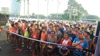 Peserta Sentul Half Marathon 2017 menunggu dimulainya perlombaan, Bogor, Minggu (26/2/2017). (Liputan6.com/Achmad Sudarno)