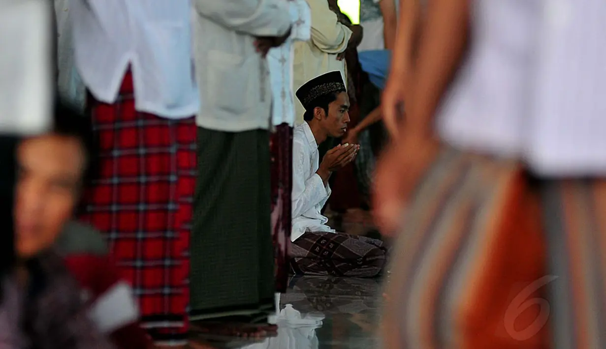 Usai melakukan salat Jumat, sejumlah warga melakukan salat Gaib di Mesjid Agung Al'Akbar, Surabaya, Jumat (2/1/2015). Salah satu warga terlihat khusyuk saat melakukan salat Gaib di Mesjid Agung Al'Akbar Surabaya. (Liputan6.com/Johan Tallo)