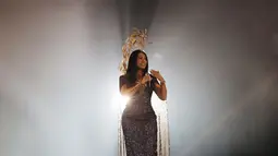 Pelantun lagu Tua Tua Keladi ini tampil sangat prima di konser amal yang diselenggarakan di Tennis Indoor Senayan. Konser yang bertajuk Satukan Nada Wujudkan Mimpi Anak Indonesia ini mampu sihir penonton dengan penampilannya yang memukau. (KapanLagi.com/Budy Santoso)