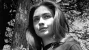 Ekspresi Hillary Clinton saat memandangi Danau Waban ketika masih menjadi mahasiswi Wellesley College di Boston, Massachusetts, AS. (Wellesley College Archives/Handout via REUTERS)