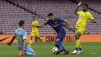 Striker Barcelona, Luis Suarez, berusaha melewati kiper Las Palmas, Leandro Chichizola, pada laga La Liga Spanyol di Stadion Camp Nou, Katalonia, Minggu (1/10/2017). Barcelona menang 3-0 atas Las Palmas. (AP/Manu Fernandez)