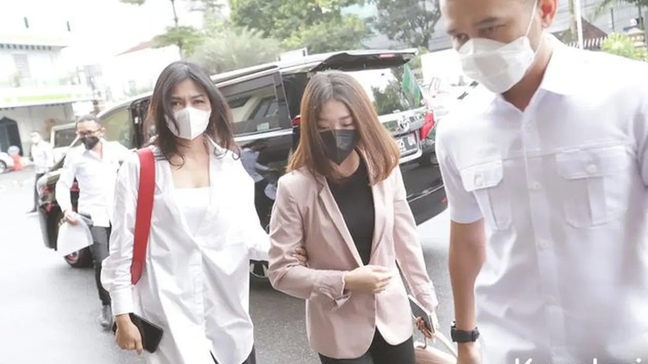 6 Potret Chandrika Chika Datangi Polres Jakarta Selatan Terkait Kasus Putra Siregar