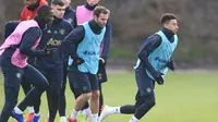 Pemain Manchester United, Jesse Lingard dan Juan Mata melakukan pemanasan selama latihan di Carrington, Inggris (11/12). MU akan melawan Valencia pada grup H Liga Champions di stadion Estadio Mestalla, Spanyol. (AFP Photo/Lindsey Parnaby)