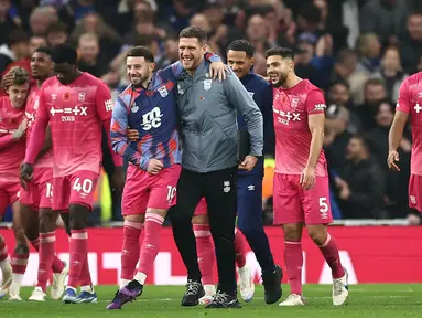 Pemain Ipswich Town merayakan kemenangan atas Tottenham Hotspur pada laga lanjutan Liga Inggris 2024/2025 di Tottenham Hotspur Stadium, London, Senin (11/11/2024) WIB. (AFP/Henry Nicholls)