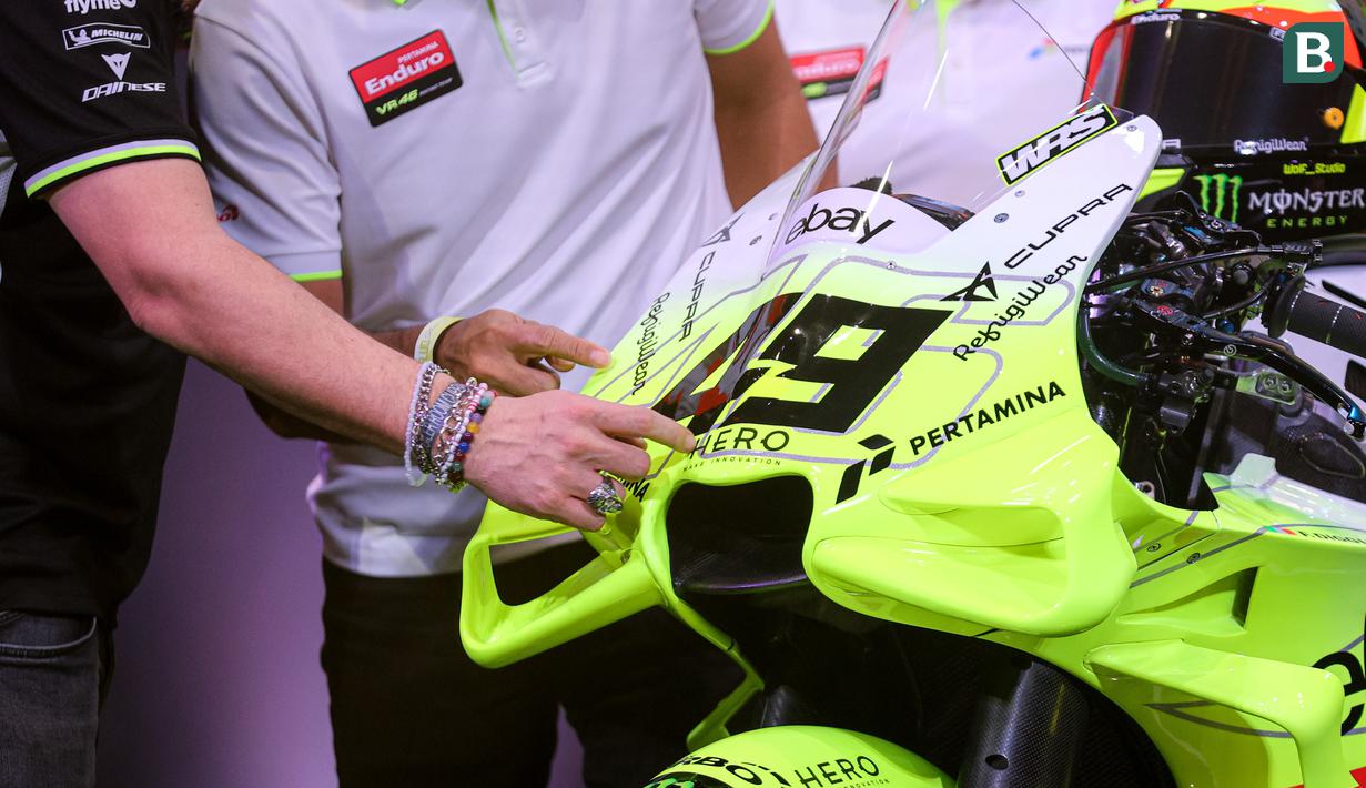 <p>Detail fairing motor milik pembalap MotoGP, Fabio Di Giannantonio dalam launching tim Pertamina Enduro VR46 yang berlangsung di Balai Kartini, Jakarta, Sabtu (25/01/2025). (Bola.com/Bagaskara Lazuardi)</p>